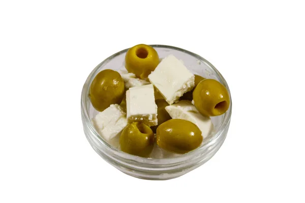 Feta Cubetti Formaggio Con Olive Verdi Ciotola Vetro Isolato Sfondo — Foto Stock