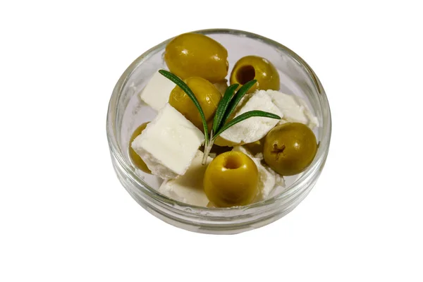 Yeşil Zeytinli Feta Peyniri Küpleri Beyaz Arka Planda Izole Edilmiş — Stok fotoğraf