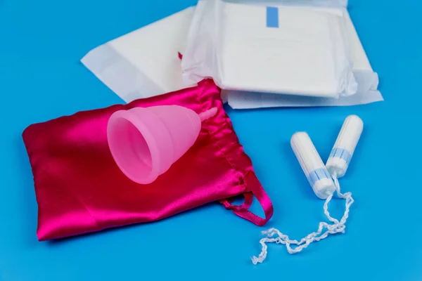 Almofada Sanitária Tampões Copo Menstrual Fundo Azul Conceito Dias Críticos — Fotografia de Stock