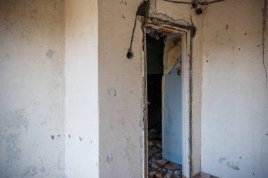 Terk edilmiş eski dairenin içinde.