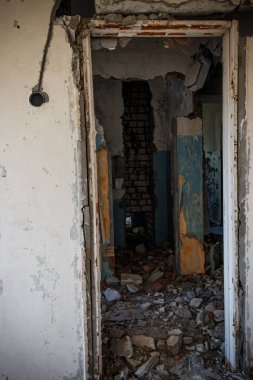 Terk edilmiş eski dairenin içinde.