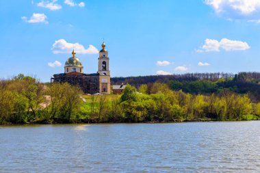 Güzel göl manzarası ve kıyıdaki eski ortodoks kilisesi.