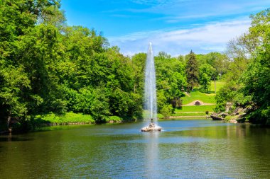 Uman, Ukrayna 'daki Sofiyivka Parkı' nda Yılan Çeşmesi ile bir göl manzarası
