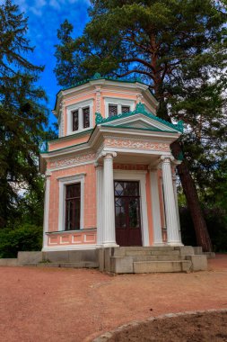 Uman, Ukrayna 'daki Sofiyivka parkındaki Anti-Kirke Adası' ndaki Pembe Pavyon.