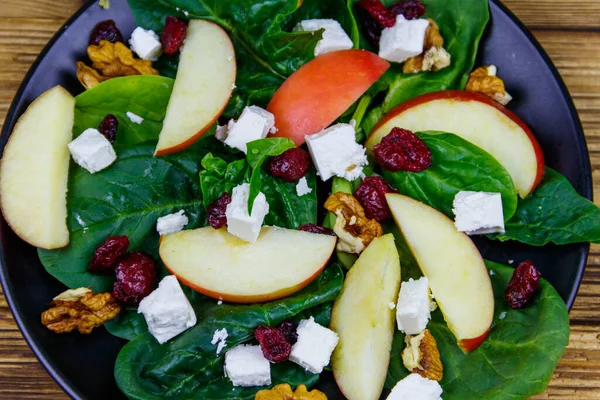 Elmalı ıspanak salatası, beyaz peynir, ceviz ve kuru yaban mersini. Sağlıklı vejetaryen yemekleri