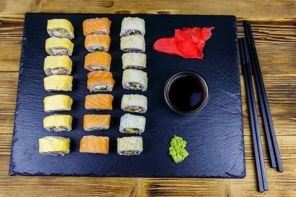 Conjunto Rollos Sushi Sobre Una Pizarra Piedra Negra Sobre Una —  Fotos de Stock