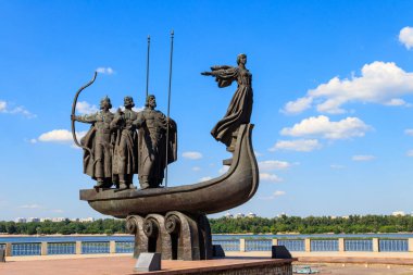 Ukrayna 'nın Kyiv kentindeki Dinyeper nehrinin kenarındaki Kiev' in kurucularının anıtı.