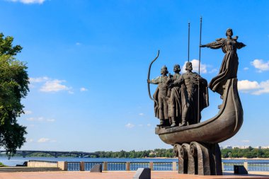 Ukrayna 'nın Kyiv kentindeki Dinyeper nehrinin kenarındaki Kiev' in kurucularının anıtı.