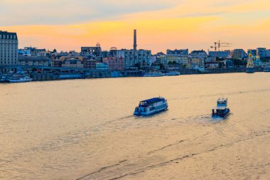 Günbatımında Kiev, Ukrayna 'da yelkenli gemilerle Dinyeper Nehri manzarası