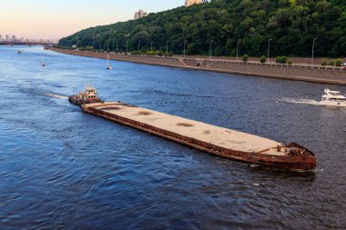 Ukrayna, Kiev 'deki Dinyeper Nehri' nde ağır uzun bir mavna.