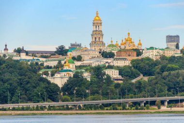 Kiev Pechersk Lavra (Mağara Kiev Manastırı) ve Ukrayna Dinyeper Nehri manzarası