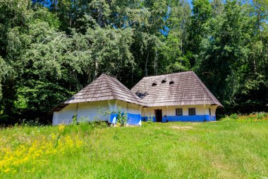 Ukrayna 'nın Kiev kenti yakınlarındaki Pyrohiv (Pirogovo) köyündeki antik Ukrayna kırsal evi