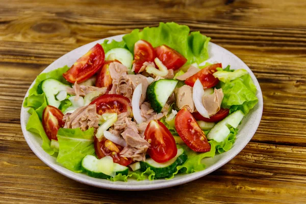 Leckerer Thunfischsalat Mit Salat Und Frischem Gemüse Auf Holztisch — Stockfoto