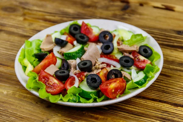 Tasty Tuna Salad Lettuce Black Olives Fresh Vegetables Wooden Table — Stock Photo, Image