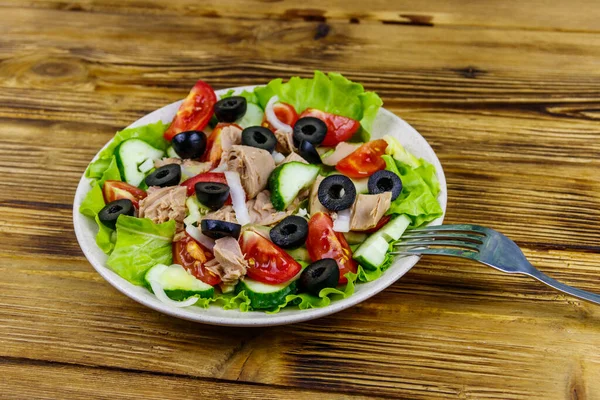 Leckerer Thunfischsalat Mit Salat Schwarzen Oliven Und Frischem Gemüse Auf — Stockfoto