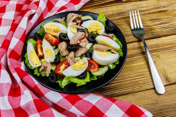 Finom Tonhalsaláta Salátával Fekete Olajbogyóval Tojással Friss Zöldségekkel Fából Készült — Stock Fotó