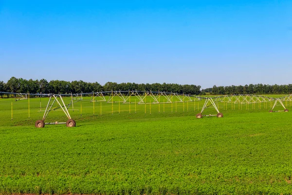 Große Landwirtschaftliche Bewässerungsanlage Auf Einem Feld — Stockfoto