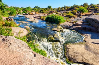 Ukrayna 'nın Dnipropetrovsk bölgesindeki Kamenka nehri üzerindeki Tokovsky şelalelerinin manzarası