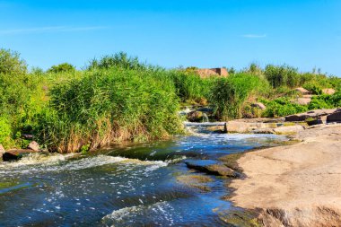 Ukrayna 'nın Dnipropetrovsk bölgesindeki Kamenka nehri üzerindeki Tokovsky şelalelerinin manzarası