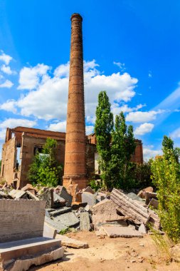 Eski terk edilmiş fabrikanın kalıntıları.