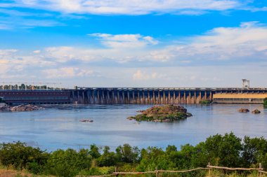 Zaporizhia, Ukrayna 'daki Dinyeper nehri üzerindeki Dinyeper Hidroelektrik İstasyonu.