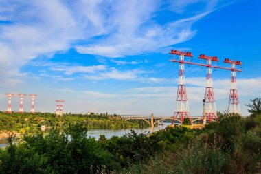 Ukrayna, Zaporizhia 'daki Khorytsia adasındaki Dinyeper nehri boyunca yüksek voltajlı elektrik hattı.
