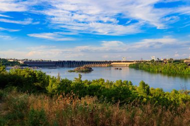 Zaporizhia, Ukrayna 'daki Dinyeper nehri üzerindeki Dinyeper Hidroelektrik İstasyonu.