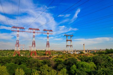 Ukrayna, Zaporizhia 'daki Khorytsia adasındaki Dinyeper nehri boyunca yüksek voltajlı elektrik hattı.