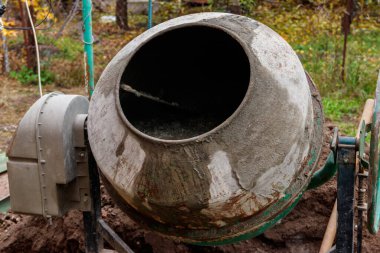 İnşaat alanındaki beton karıştırıcıda beton karışımı.