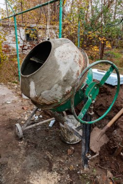 İnşaat alanındaki beton karıştırıcıda beton karışımı.