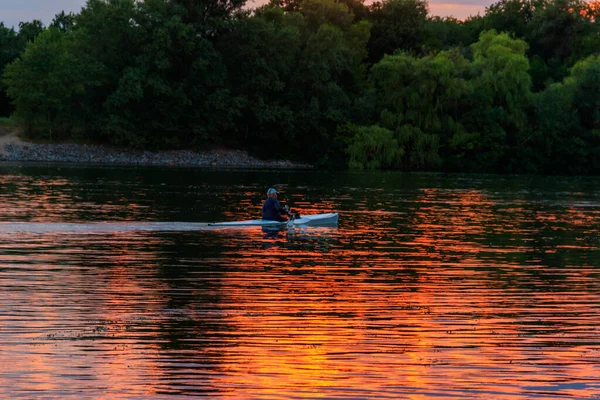 Hombre Kayak Largo Del Río Dnieper Atardecer —  Fotos de Stock