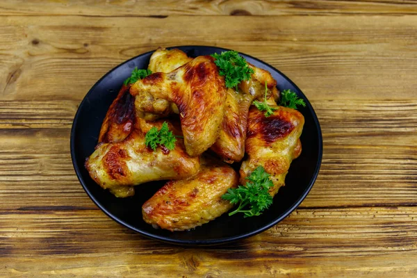 Sült Csirkeszárny Egy Asztalon — Stock Fotó