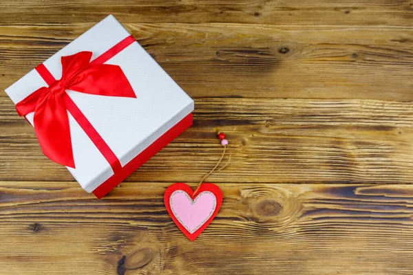 Подарочная Коробка Красное Сердце Деревянном Фоне День Святого Валентина — стоковое фото