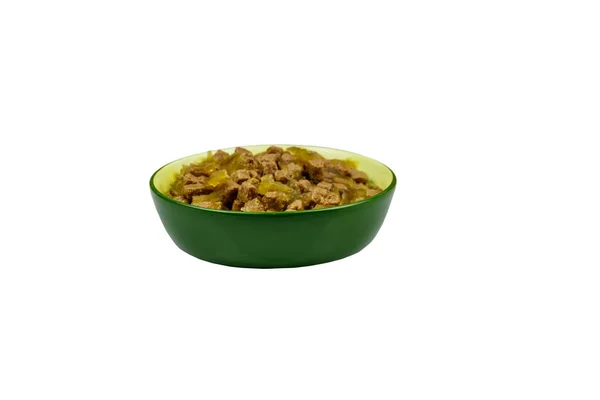 陶瓷绿色碗中的猫或狗罐头食品 白色背景隔离 — 图库照片