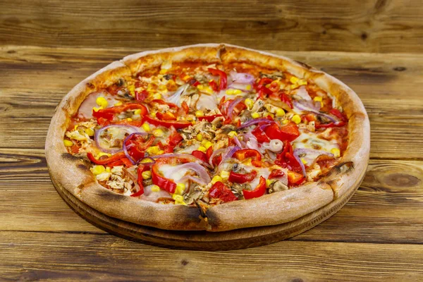 Tahta bir masada lezzetli taze pizza.