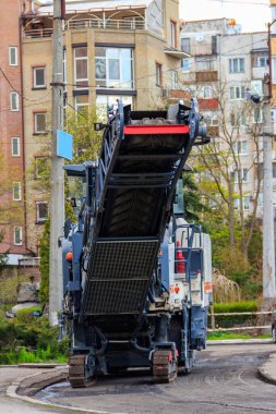 Yol onarım alanında asfalt değirmen ve öğütme makinesi