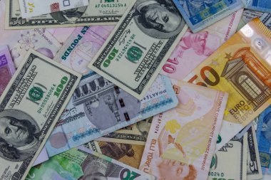 ABD doları, avrolar, Türk lirası, Mısır lirası ve Ukrayna hrivnialarından oluşan çok renkli bir geçmiş