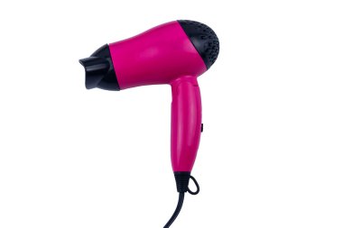 Beyaz arkaplanda pembe saç kurutma makinesi var.