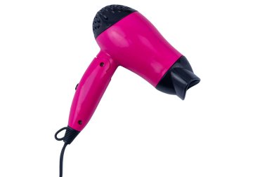 Beyaz arkaplanda pembe saç kurutma makinesi var.