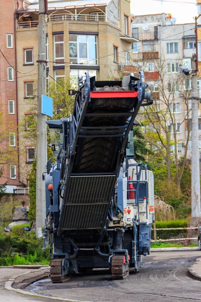 Yol onarım alanında asfalt değirmen ve öğütme makinesi