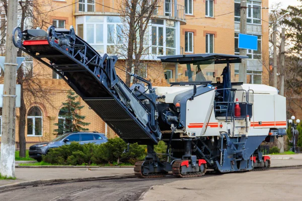 Yol onarım alanında asfalt değirmen ve öğütme makinesi