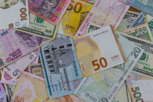 ABD doları, avrolar, Türk lirası, Mısır lirası ve Ukrayna hrivnialarından oluşan çok renkli bir geçmiş