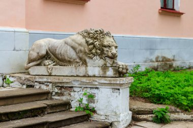 Ukrayna 'nın Kharkiv bölgesindeki Natalyevka emlak kompleksindeki güzel aslan heykeli