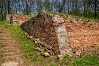 Şarkı söyleyen teraslar 19. yüzyılda inşa edilmiş ve Ukrayna 'nın Kharkiv bölgesinde tuğla duvarlarla güçlendirilmiş bahçe teraslarıdır.
