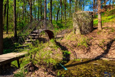 Krasnokutsk parkında küçük dövülmüş demir köprü, Harkiv bölgesi, Ukrayna