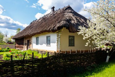 Ukrayna 'nın Pereyaslav kentindeki Açık Hava Halk Mimarisi ve Ortanca Naddnipryanschina Halk Yolları Müzesi' ndeki antik Ukrayna kırsal evi.