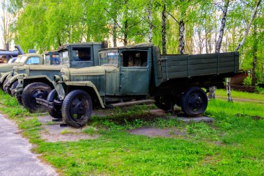 Ukrayna 'nın Pereyaslav kentindeki Açık Hava Halk Mimarisi ve Ortanca Naddnipryanschina Halk Yolları Müzesinde paslı Sovyet retro kamyonları