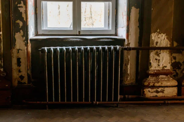 Batería Calefacción Hierro Fundido Antiguo Una Habitación Casa Abandonada — Foto de Stock