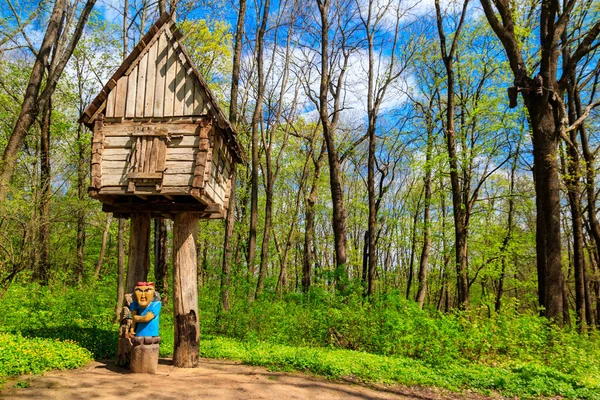 ウクライナのハリコフ地方のクラスノクーツク公園にあるババ ヤガの木造おとぎ話の家 — ストック写真