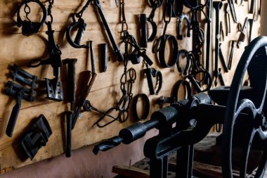 Bir atölyede çeşitli eski el aletleri